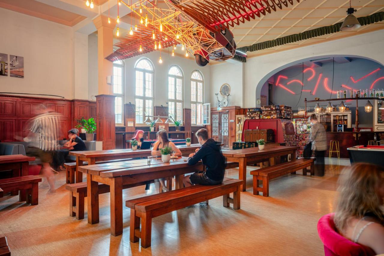 Bed in een Gemengde Slaapzaal met 6 Bedden en een Eigen Badkamer