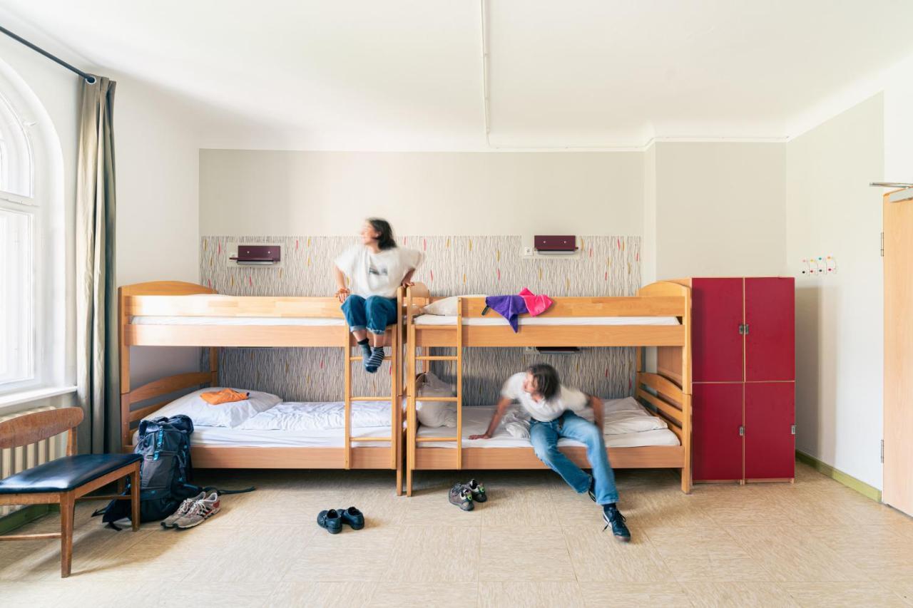 Eenpersoonsbed in een slaapzaal met 4 bedden, gedeelde badkamer