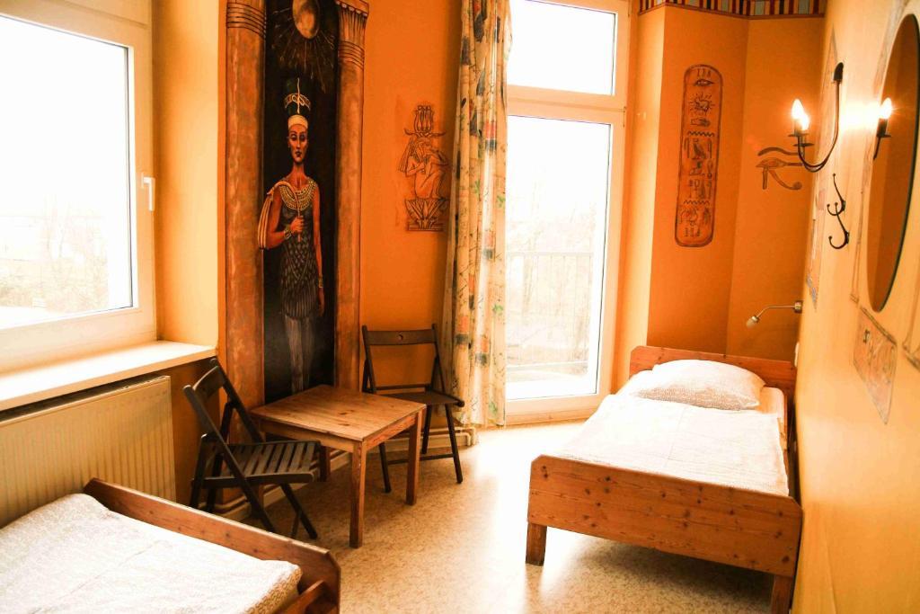 Tweepersoonskamer met 2 Aparte Bedden en Gedeelde Badkamer