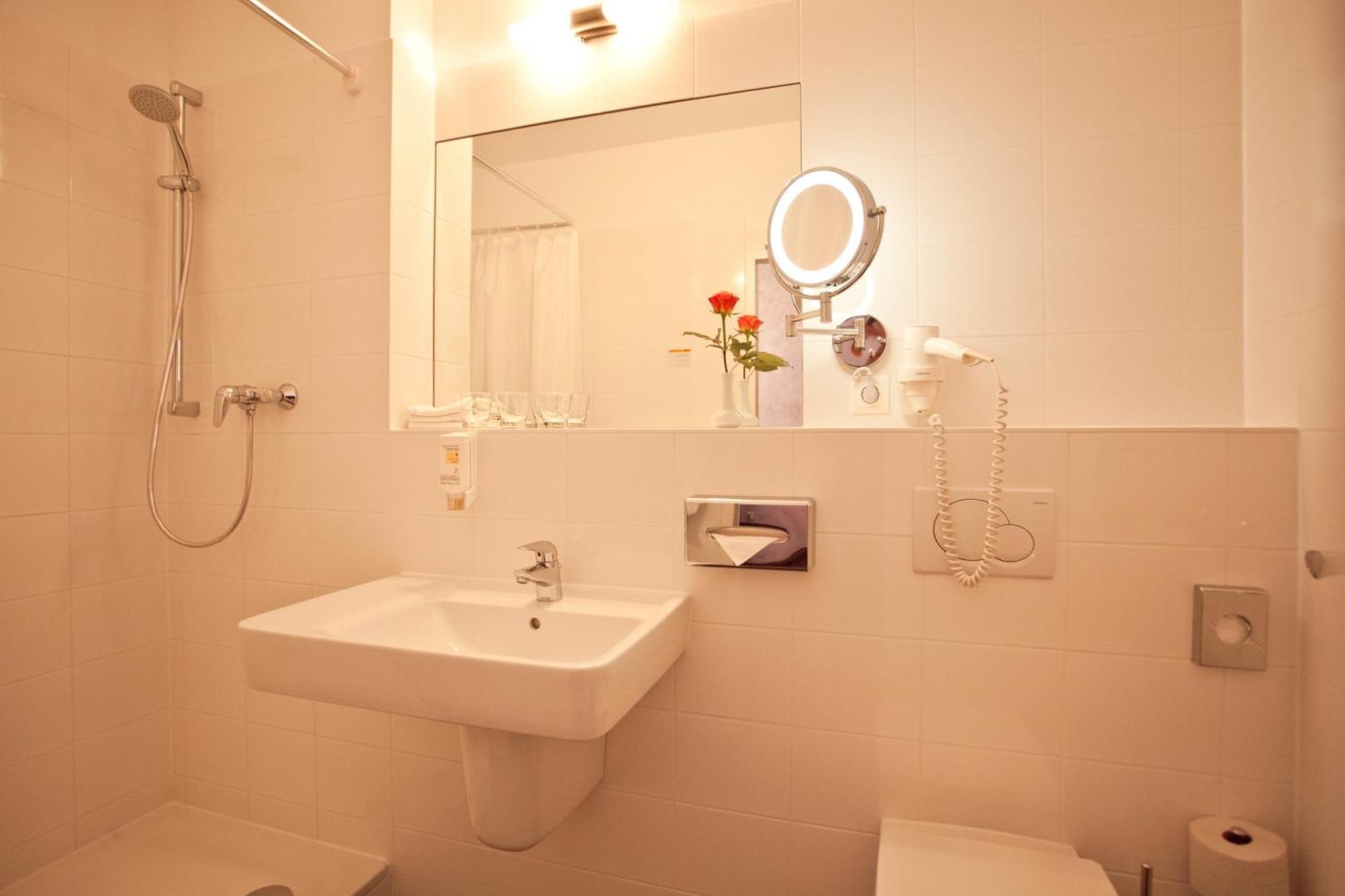 Tweepersoonskamer met 2 Aparte Bedden en Eigen Badkamer